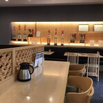 花山うどん - カウンター席的なテーブル席・テーブル席　　　　　　店内の右手には授賞トロフィーや表彰状