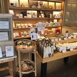 花山うどん - 建物左側の本店直売所　生麺・乾麺・麺つゆ各種　　　直売所は１/１以外年中無休  営業時間9:30〜19:00