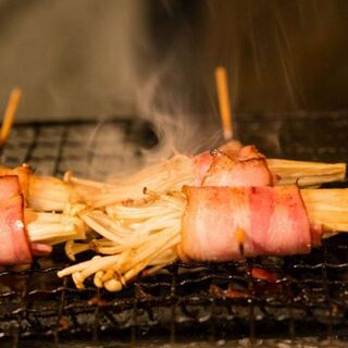 炭火で焼き上げる串焼き。香ばしい香りと食材の旨味が◎