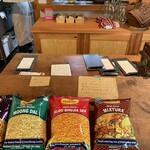 インド料理 EMPO - インドのお菓子や雑貨も売ってました