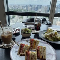 ザ タヴァン グリル＆ラウンジ - 