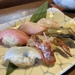 海老丸 - 本日のお寿司(マグロ・ヒラメ・イカ・カキ・エンガワ) - 2年前の記録をつけ忘れていました。鮮度が良くて地ビールと合わせて美味しかったことは覚えていますが、それ以上のことは忘れてしまいました。