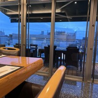 難波 鮨 栞庵 やましろ - テラスは主に訪日客が好むそうです
