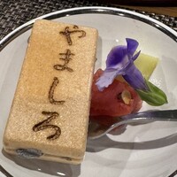難波 鮨 栞庵 やましろ - 店名付き胡麻味アイス最中とフルーツ