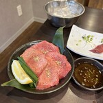 炭火焼肉 にく式 - 「上タン（左）」「並タン（右）」