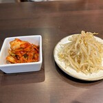 炭火焼肉 にく式 - 「キムチ」と「もやしナムル」