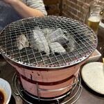 炭火焼肉 にく式 - 七輪登場