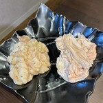 炭火焼肉 にく式 - 「牛ホルモン（シマチョウ）（左）」「豚ホルモン（テッポー）（右）」