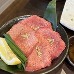 炭火焼肉 にく式 すすきの店 - 「上タン（左）」「並タン（右）」