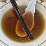 ラーメン もっけだの - 『朝食セット(ハーフ中華そばあっさり)＋刻みチャーシュー』のスープ