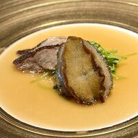 仁修樓 - ❻鴨上扒鮮鮑 ～立派な鮑に鴨肉を寄せて魅力満載のビジュアル。豆苗は発酵野菜、七谷鴨は高温の油に通して焦がしてから３時間炊き込んだもの。旨味はスープに溶け込んでおり手の込んだお料理には目を奪われる。