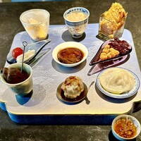 仁修樓 - ❷錦絝沱拼盤 ～9種類の 盛合せ。蒸し鶏、クラゲ、揚げた帆立のスパイシーパウダーがけ、白菜の甘漬けとプチトマト、合鴨の水かき黒酢仕上げ、ピーカンナッツ・カシューナッツ、バイ貝香辛煮、猪肉シューマイ、小籠包。