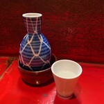 江戸中 - 湯煎しては両手で抱えて丁寧に温度調整してくれます。絶妙なぬる燗に。