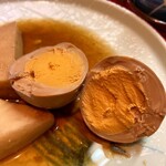 江戸中 - 殻付きのまひと月出汁に漬け込んている玉子。中までよく出汁がしゅんでます