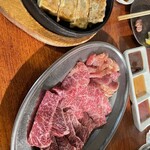 昭和ホルモン食堂 - カルビ、ハラミ、鶏ももでおおよそ4000円のプレート