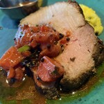 ワインとスパイス小料理 Dal Mellow - ローストポークの仕上がりも神がかってた。前回より磨きがかった神豚。