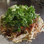 Okonomiyaki Yurichan - 肉玉そばにネギのトッピング