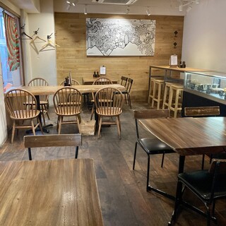 木の温かみ溢れる心地よい空間◆テラス席はペット同伴OK