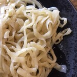 ラーメン厨房 ぽれぽれ - ひもかわうどん風の中華麺の下の平打ち縮れ麺