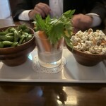 レストラン レジーナ - ガーリック枝豆、生野菜のスティックサラダ、ハリケーンポップコーン