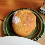 糀カフェ 2539 - 焼きたてキャロットとグリーンレーズンの甘酒パン