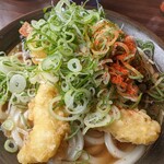 牧のうどん - ネギを盛ります盛ります！