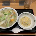 日高屋 浜松町北口店 - 「野菜たっぷりタンメン」の“麺少なめ”に、「半チャーハン」