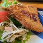 西食堂 - アジフライ、モヤシとハムのナムル、サラダ、奥にはマヨがタップリ盛られてます(⁠≧⁠▽⁠≦⁠)