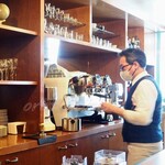 COFFEECOUNTER NISHIYA - コーヒーを淹れる所作も美しい西谷氏