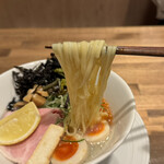 酒肴場 屯 - 加水率高めの平打ち中太麺はツルパツ食感