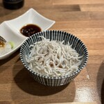 酒肴場 屯 - 釜揚げしらすたっぷり