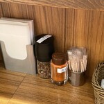 SPICE FACTORY - 卓上。左ホアジャン。右赤唐辛子。どちらも目詰まりして出てきません！泣