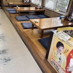 ラーメンショップ - ☆店内入って右カウンター席　左小上がり座卓席3卓18人掛け　奥にテーブル席　トラック屋さんの専用のシャワー室　長距運転手さんシャワー浴びて飯食って、いっぱいやってトラックで一眠り仮眠どこ迄ご苦労様です