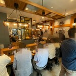 SPICE FACTORY - 店内はL字カウンター。スタッフさんは2オペですが完璧です