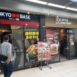 SPICE FACTORY - お隣のスタッフさんもちょいちょいお手伝いに。良いサポートですね。厨房裏で繋がっています。