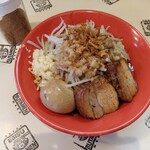 恵比寿ブタメン - 味玉カリーブタメン(中・ニンニクあり・脂増し)　1,170円　＋　チーズ　100円