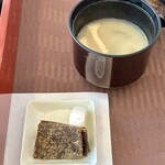 味美 神在 - 香の物、味噌汁