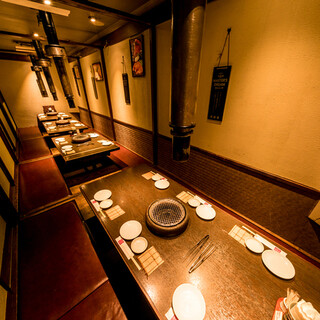 【個室完備】全席ダクト付きのテーブル席で煙も気にならない！