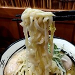 俺の中華たなか家 - 麺リフト⤴️自家製太麺にスープがシッカリ絡んで旨し♥