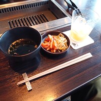 焼肉うしごろ 銀座並木通り店 - わかめスープとキムチ、ナムル