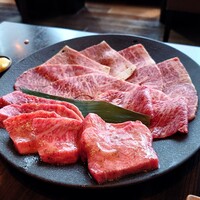 焼肉うしごろ 銀座並木通り店 - 肉の盛り合わせ。こちらで二人前