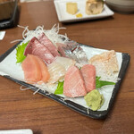Izakaya Takamasa - 刺身盛合せは、さすが冬の 富山湾で獲れた魚。メチャメチャ美味い。 大衆居酒屋ですが、刺身のクオリティが高い！