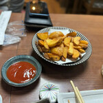 Izakaya Takamasa - フライポテトは皮付きタイプ。ケチャップに付けていただきます。