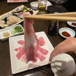 まど居 - はじめてのパシッ！！　ちょっとショボい…しかも隣の人の手が……なんというタイミング　笑　でも刺身醤油を入れてくれてたから仕方ないね^ ^