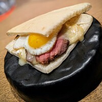 Grand Bleu Gamin - 蓮子牛のローストビーフと ブリー・ド・トリュフの クロックマダム　可愛らしいアイディア。ブリーの塩気が圧倒的でしたm(_ _)m