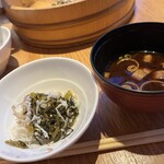Obanzai Aburiyaki Sake Nana - じゃこと高菜の手桶飯、赤出汁