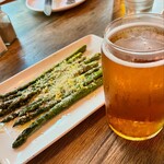 TR Fire Grill Waikiki - Kona Brew Big Wave Ale $8(1,254円)/Grilled Asparagus $9(1,410円)