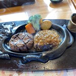 さわやか - 切り終わったハンバーグ