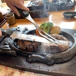 さわやか - 店員さんがハンバーグを切っているところ