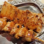 鉄板夢狂卍全色 - 手前から　ぼんじり￥160、豚バラ￥160